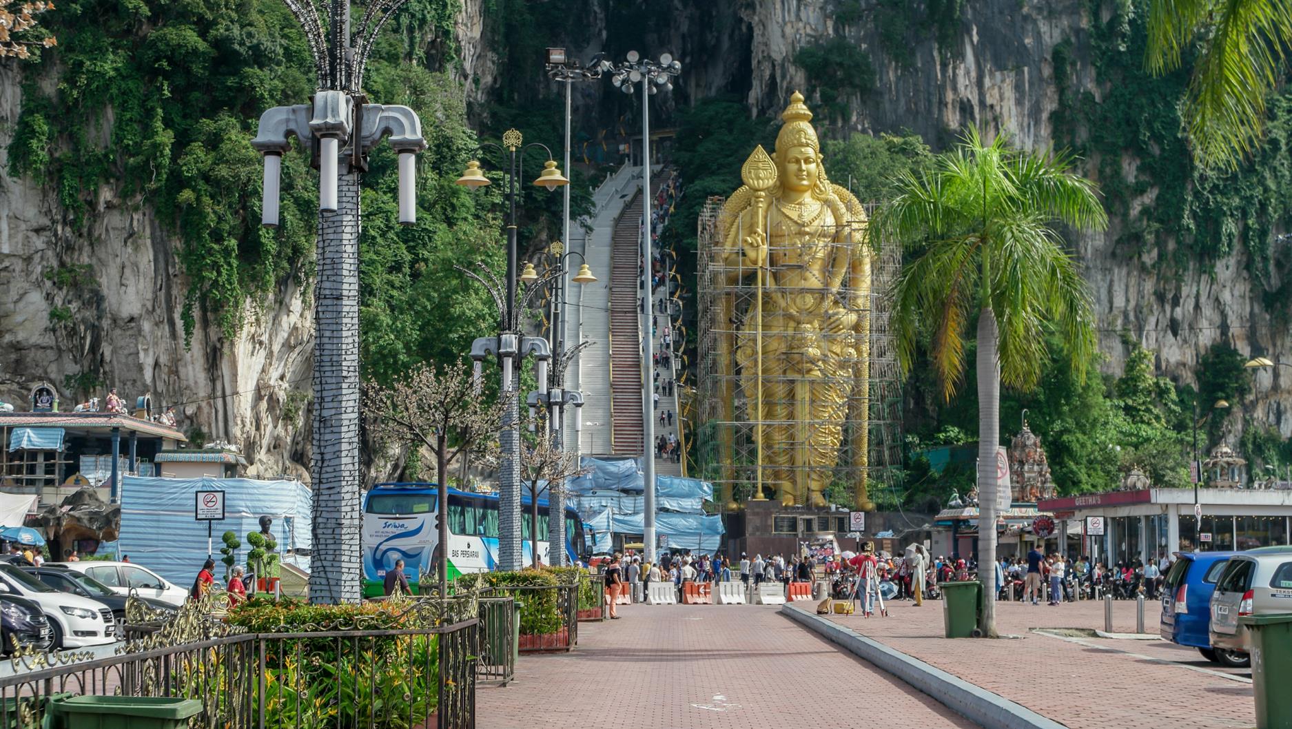 Allein schon die riesige goldene Statue am Eingang, die dem Hindu-Gott "Murugan" gewidmet ist, ist recht beeindruckend. Leider ist sie komplett von einem Baugerüst umgeben. Im Hintergrund kann man die Treppe sehen, die man benutzen muss, um in die Höhlen zu gelangen. Da ist zuerst einmal ein wenig Fitness gefragt, denn bis zur Haupthöhle, der "Cathedral Cave", muss man nicht weniger als 272 Stufen erklimmen.